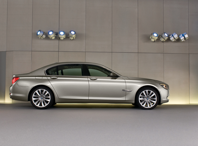 Illustration for article titled 2009 BMW 7-Series, ActiveHybrid Hit LA Show Floor